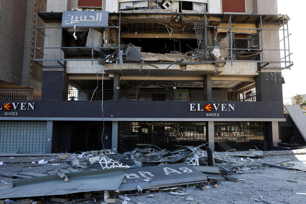 Последствия ударов по объектам Хизбаллы (Фото: REUTERS/Mohamed Azakir) סניף של אל-קרד אל-חסן בכפר עלי א-נהרי באל-בקאע בלבנון