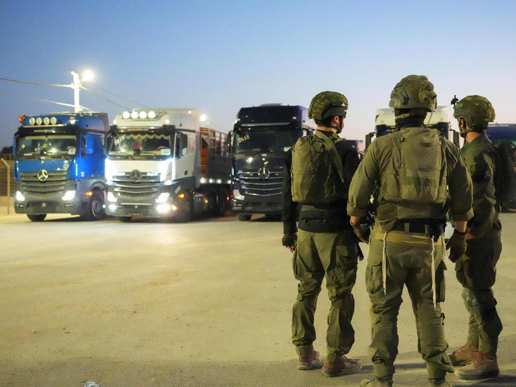 חיילי צה"ל מאבטחים את משאיות הסיוע ההומנטרי ברצועת עזה