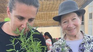 דיירת הבית ובתה באירוע השקת הגינה הקהילתית