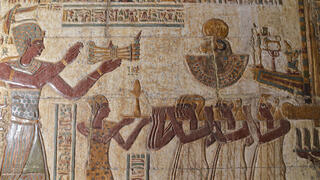 עיטור קיר בו מופיע טקס פולחני אל מול סירתו של האל ח'נום שמובלת על ידי אנשי דת