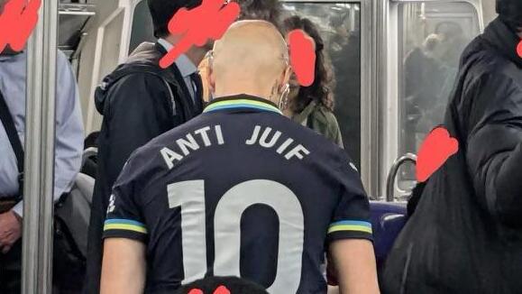 האדם עם הכיתוב "אנטי יהודי"