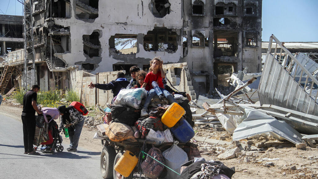 Эвакуация из Джебалии (Фото: REUTERS/Mahmoud Issa) פליטים פלסטינים מתפנים מג'באליה