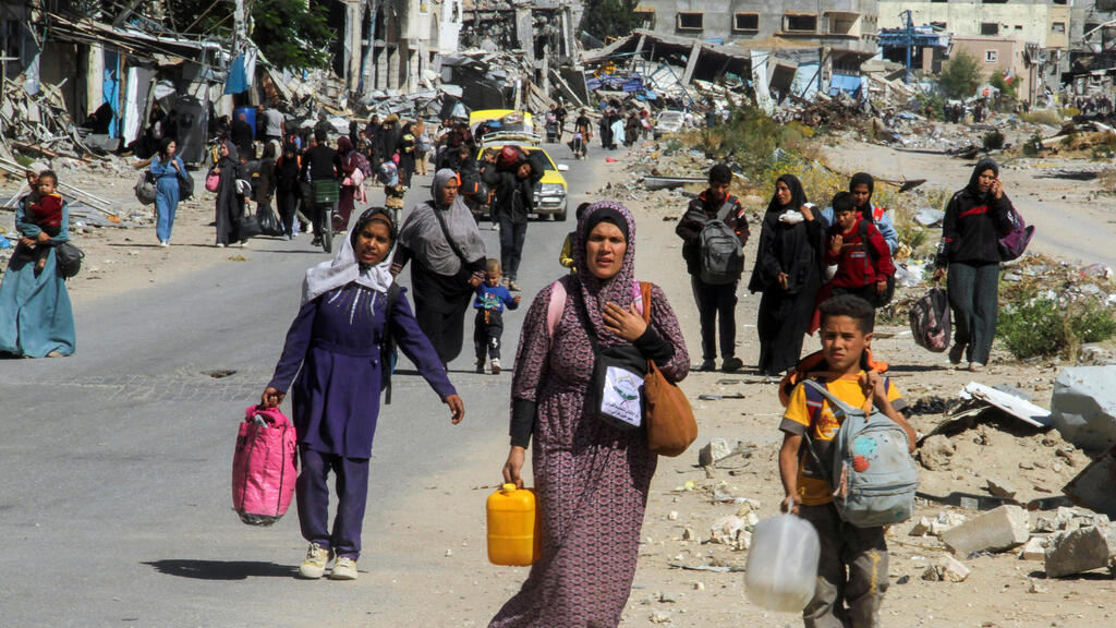 Палестинцы покидают Джебалию (Фото: REUTERS/Mahmoud Issa) פליטים פלסטינים מתפנים מג'באליה