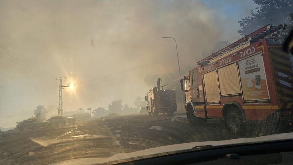 שריפה בישובים בית העמק ואושרת כתוצאה ממטח רקטות מלבנון