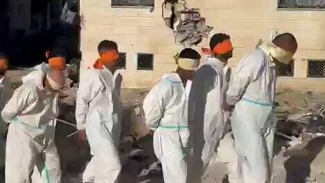 150 עצורים מובלים עם כיסויי עיניים