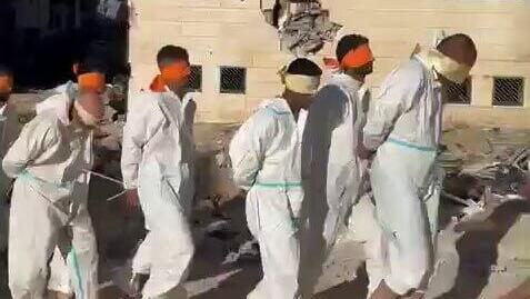 150 עצורים מובלים עם כיסויי עיניים