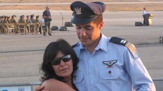 אסף דגן טייס הקרב שסבל מפוסט טראומה והתאבד בתמונה עם אמו מירי