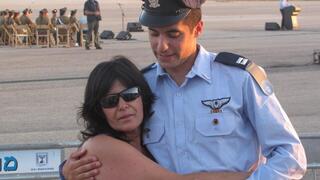 אסף דגן טייס הקרב שסבל מפוסט טראומה והתאבד בתמונה עם אמו מירי