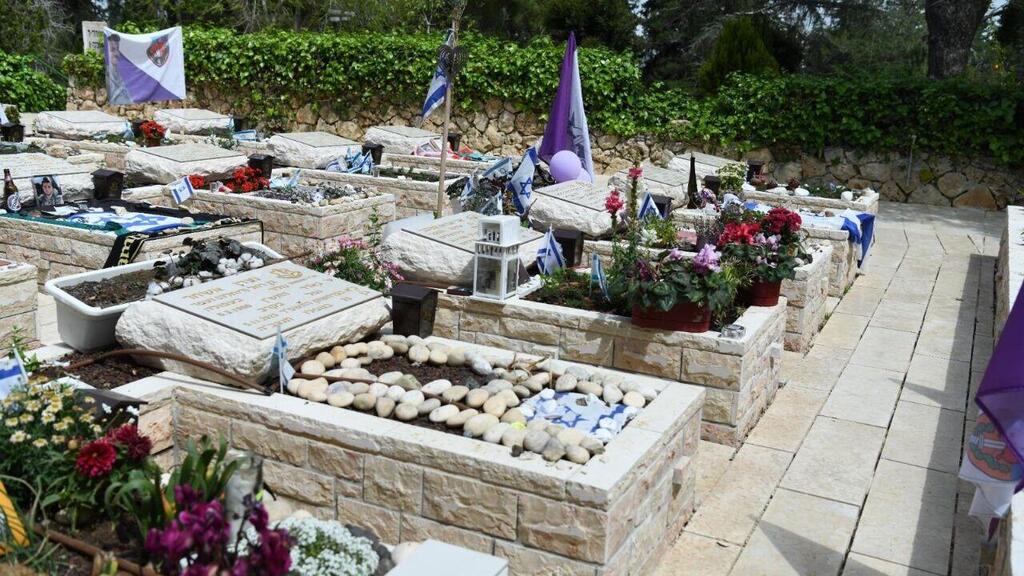חלקת חללי 'חרבות ברזל' בבית העלמין הצבאי בהר הרצל
