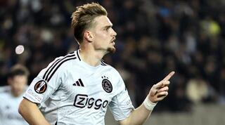 קנת' טיילור חוגג