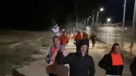 ישראלים המשויכים לקבוצת אלי עזה  חצו את המכשול לכיוון עזה עם סרטים כתומים, צה"ל בלם אותם