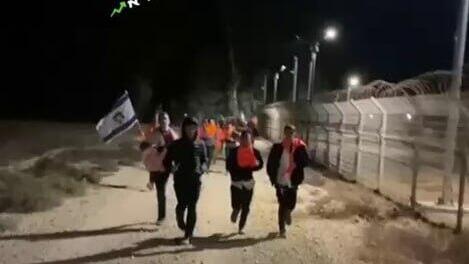 ישראלים המשויכים לקבוצת אלי עזה חצו את המכשול לכיוון עזה עם סרטים כתומים, צה"ל בלם אותם