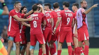 שחקני הפועל תל אביב חוגגים