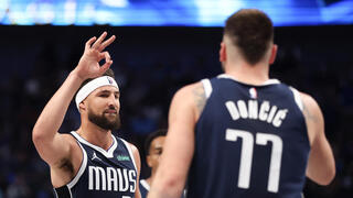 שחקן דאלאס מאבריקס קליי תומפסון עם לוקה דונצ'יץ'