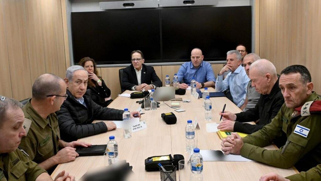 בנימין נתניהו, יואב גלנט והרצי הלוי בבור במהלך התקיפה באיראן, הקריה שבתל אביב 