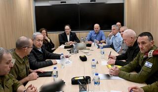 בנימין נתניהו, יואב גלנט והרצי הלוי בבור במהלך התקיפה באיראן, הקריה שבתל אביב 