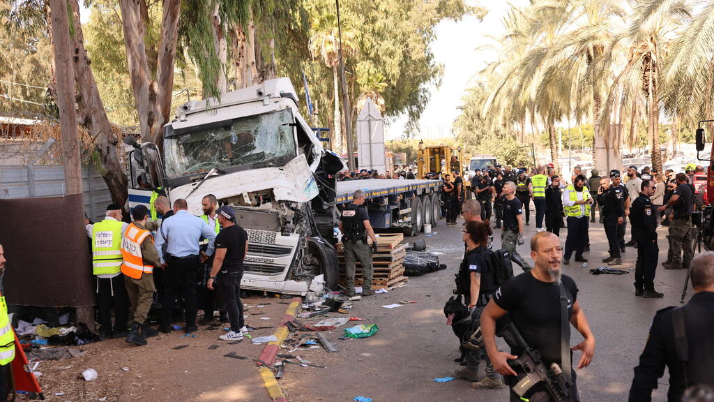 פיגוע פגיעת משאית בתחנת אוטובוס בסמוך לבסיס מחנה חיים הרצוג - בה"ד 15