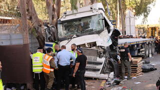 פיגוע פגיעת משאית בתחנת אוטובוס בסמוך לבסיס מחנה חיים הרצוג - בה"ד 15