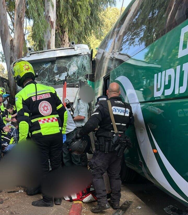 פגיעת משאית בתחנת אוטובוס בגלילות