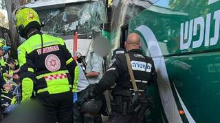 פגיעת משאית בתחנת אוטובוס בגלילות