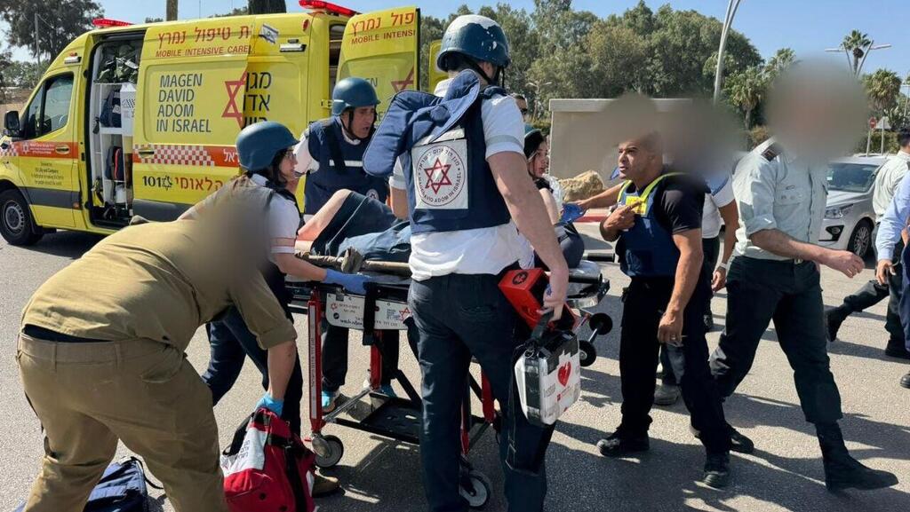פגיעת משאית בתחנת אוטובוס בגלילות