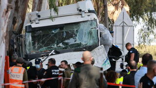 פיגוע פגיעת משאית בתחנת אוטובוס בסמוך לבסיס מחנה חיים הרצוג - בה"ד 15