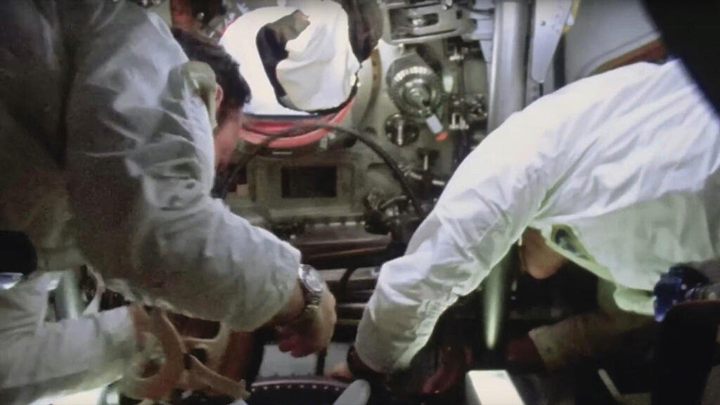 מיטשל עונד את השעון בזמן המשימה בחלל