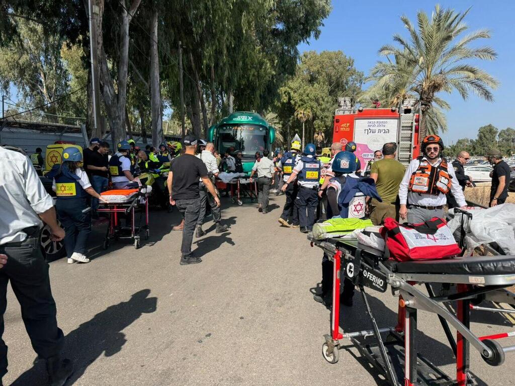פגיעת משאית בתחנת אוטובוס בגלילות