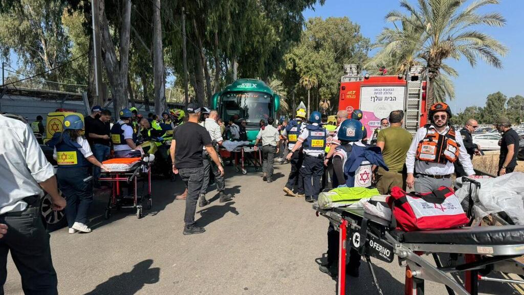 פגיעת משאית בתחנת אוטובוס בגלילות