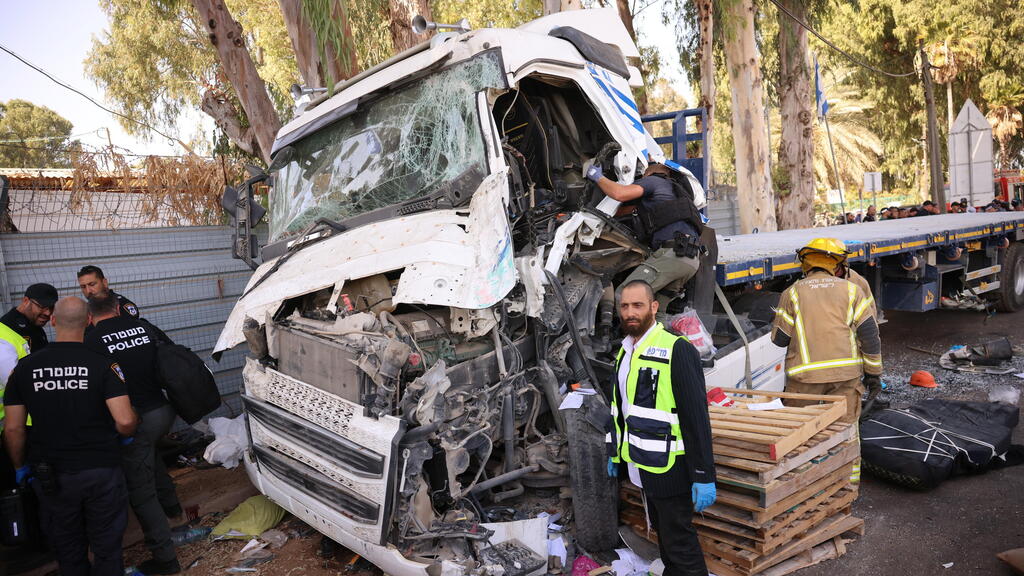 פיגוע פגיעת משאית בתחנת אוטובוס בסמוך לבסיס מחנה חיים הרצוג - בה"ד 15