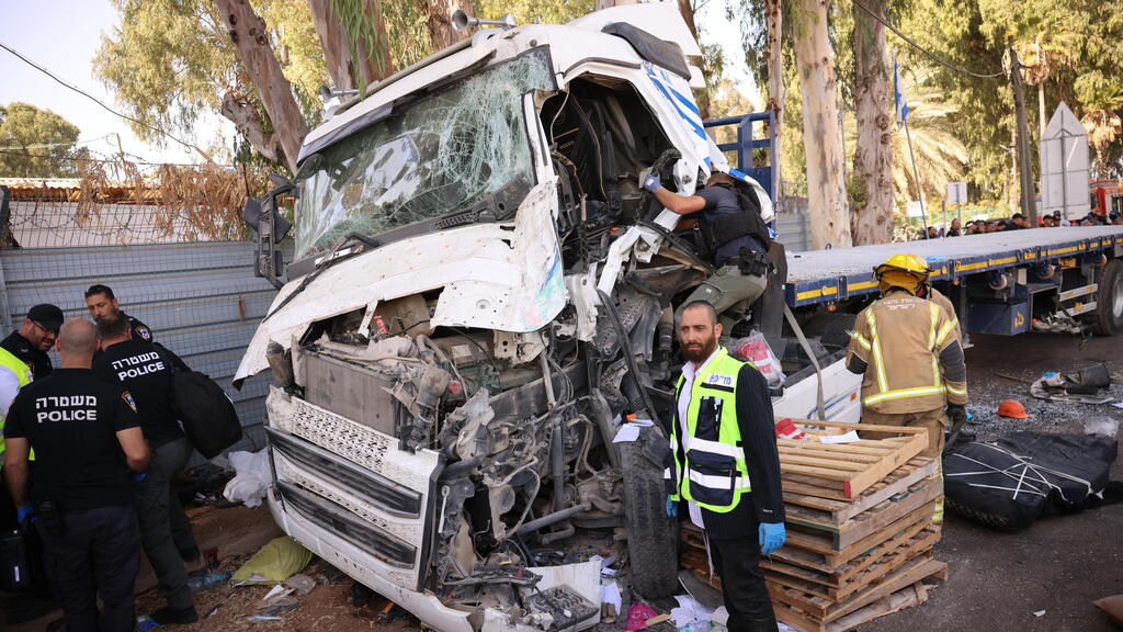 פיגוע פגיעת משאית בתחנת אוטובוס בסמוך לבסיס מחנה חיים הרצוג - בה"ד 15