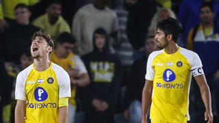 שחקן מכבי ת"א דור פרץ עם גבי קניקובסקי