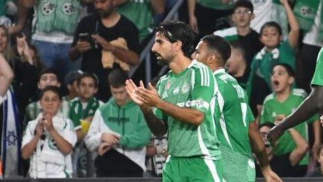 שחקני מכבי חיפה חוגגים ליאור רפאלוב