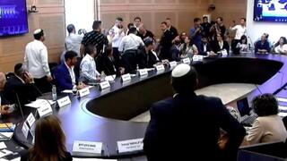 ועדת הכנסת - כמעט מכות בין חברי הכנסת, ח״כ אלמוג כהן ועופר כסיף אומר לאם של לוחם ״סתמי את הפה״ ואיתמר בן גביר
