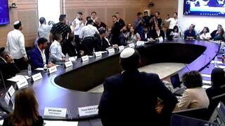 ועדת הכנסת - כמעט מכות בין חברי הכנסת, ח״כ אלמוג כהן ועופר כסיף אומר לאם של לוחם ״סתמי את הפה״ ואיתמר בן גביר