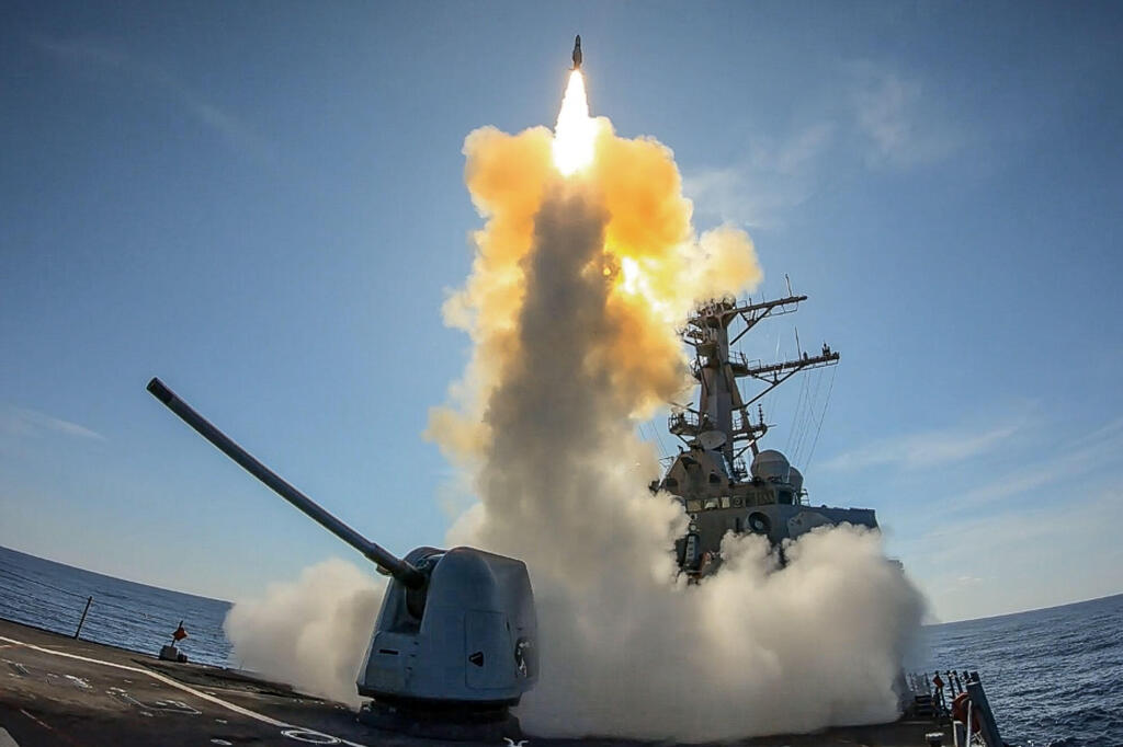 ארכיון טיל סטנדרטי SM 2 משוגר מ משחתת אמריקנית USS Stout ב תרגיל של צי צבא ארה"ב ב-2019