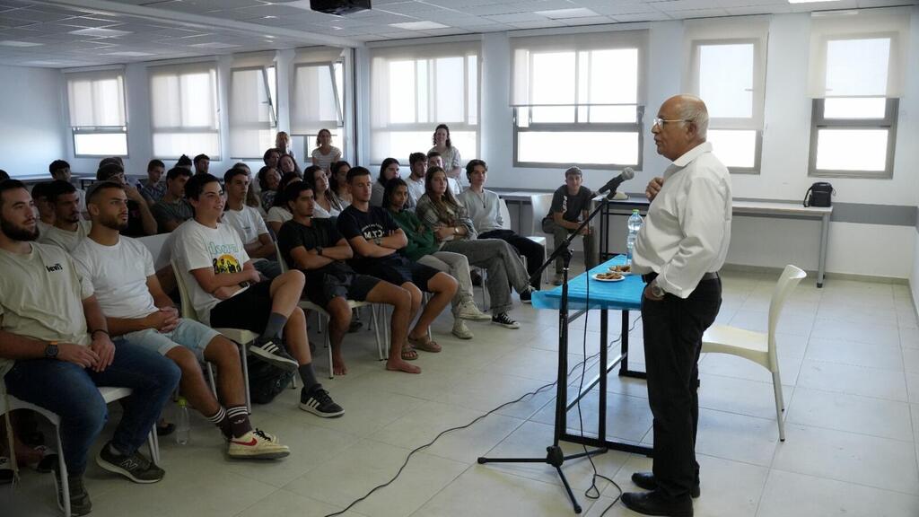 אביגדור קהלני עם התלמידים בכפר אדומים