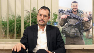 הרב חיים הלל לצד תמונת בנו, סמ"ר יעקב הלל ז"ל