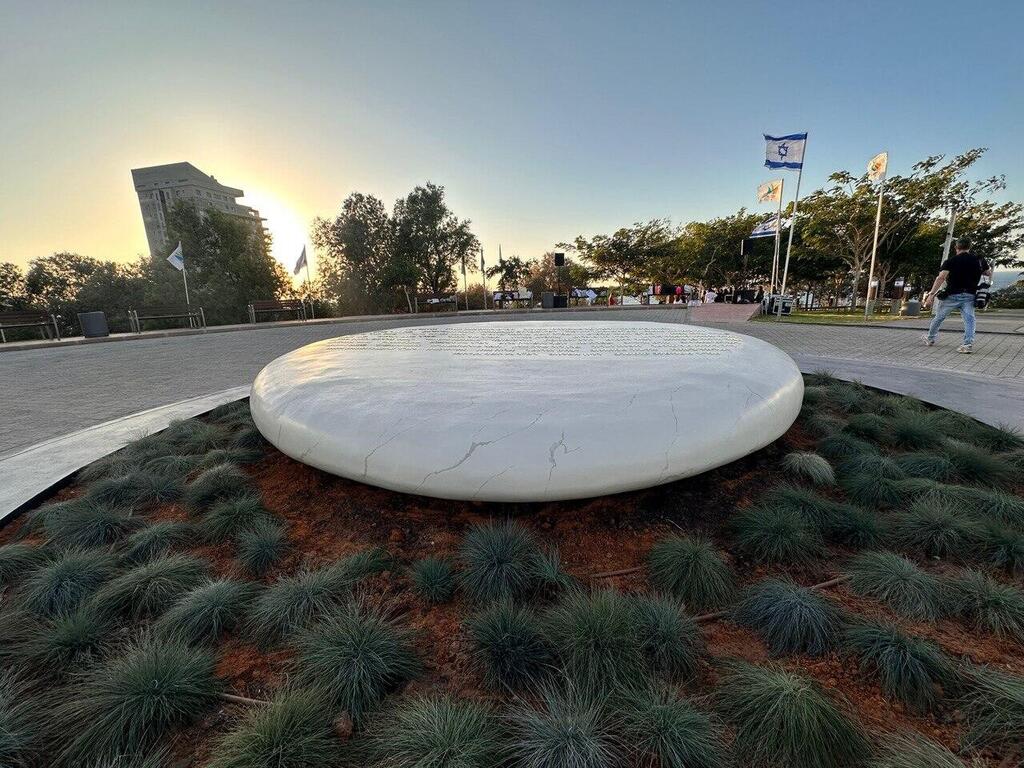 האנדרטה באשדוד לזכר 7 באוקטובר