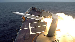 ארכיון טיל סטנדרטי SM-1 משוגר מ ספינה של הצי האמריקני USS George Philip בתרגיל של צבא ארה"ב ב-2002 