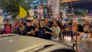 עינב צנגאוקר, אימו של החטוף מתן צנגאוקר הותקפה במהלך הפגנה למען שחרור החטופים בתל אביב