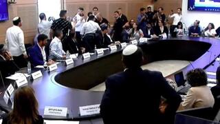 ועדת הכנסת - כמעט מכות בין חברי הכנסת, ח״כ אלמוג כהן ועופר כסיף אומר לאם של לוחם ״סתמי את הפה״ ואיתמר בן גביר