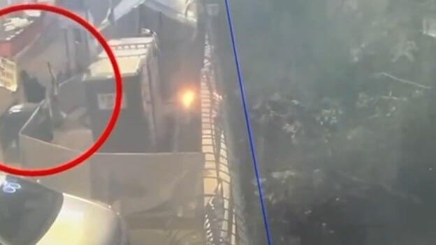 תיעוד: תושב קריית גת מצית את מאהל משפחות החטופים והנרצחים מול קריית הממשלה בירושלים