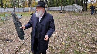 הרב מרקוביץ עם רסיס מהכטב"ם