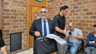  השלום כפר סבא: הקראה: חבר הכנסת לשעבר מיכאל בן ארי מואשם בהסתה לגזענות + הפגנת ימין מחוץ לדיון