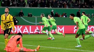 שחקני וולפסבוג חוגגים אל מול שחקני דורטמונד המאוכזבים