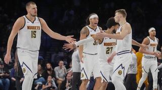 ניקולה יוקיץ' חוגג עם החברים