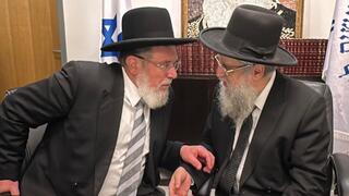 הרב דוד יוסף יחד עם הרב קלמן בר