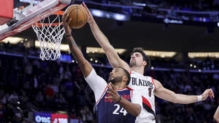 שחקן פורטלנד טריילבלייזרס דני אבדיה חוסם את שחקן לוס אנג'לס קליפרס נורמן פאוול