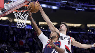 שחקן פורטלנד טריילבלייזרס דני אבדיה חוסם את שחקן לוס אנג'לס קליפרס נורמן פאוול